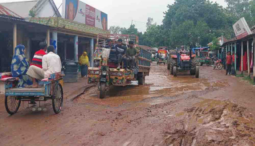 খানাখন্দে ভরা ধুনট-গোসাইবাড়ি সড়ক যেন মারণফাঁদ